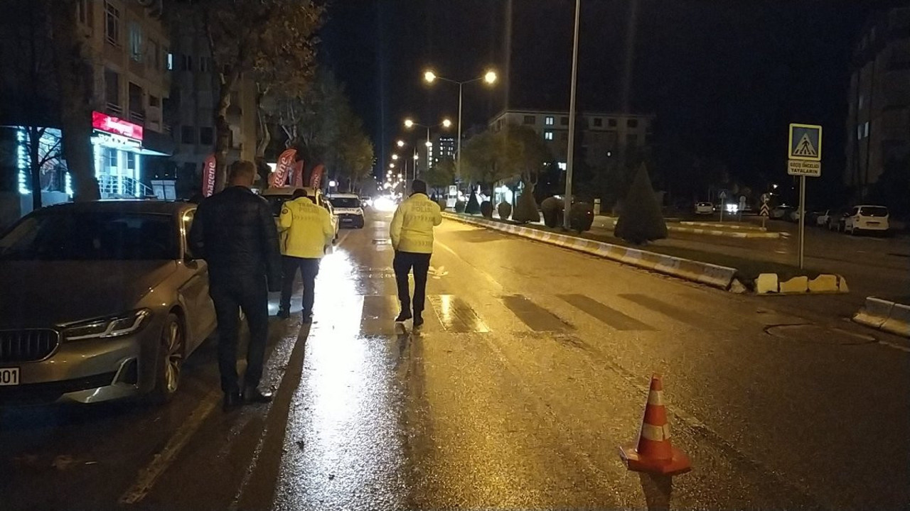 Minibüsün çarptığı genç kız ağır yaralandı