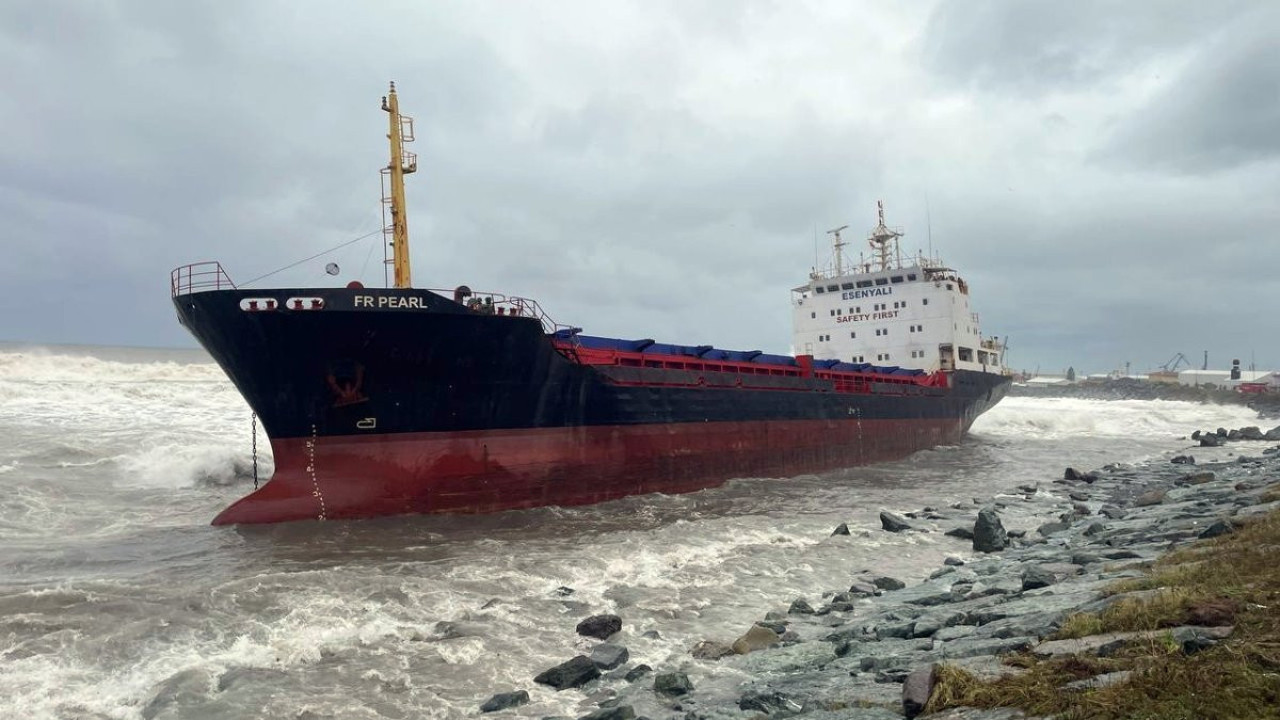 Artvin'de yük gemisi karaya oturdu