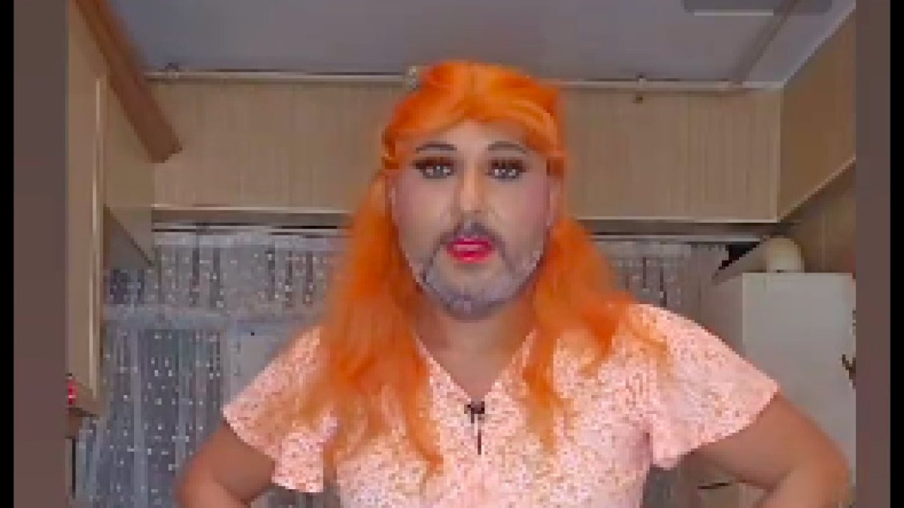 TikTok gittikçe garipleşiyor... Sakallı bir adam turuncu peruk takıp kadın elbisesi giyip canlı yayın açtı binlerce beğeni topladı