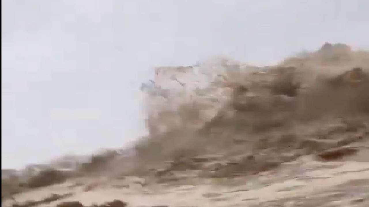 Artvin'deki Hopa-Kemalpaşa otoyolu denize karıştı.