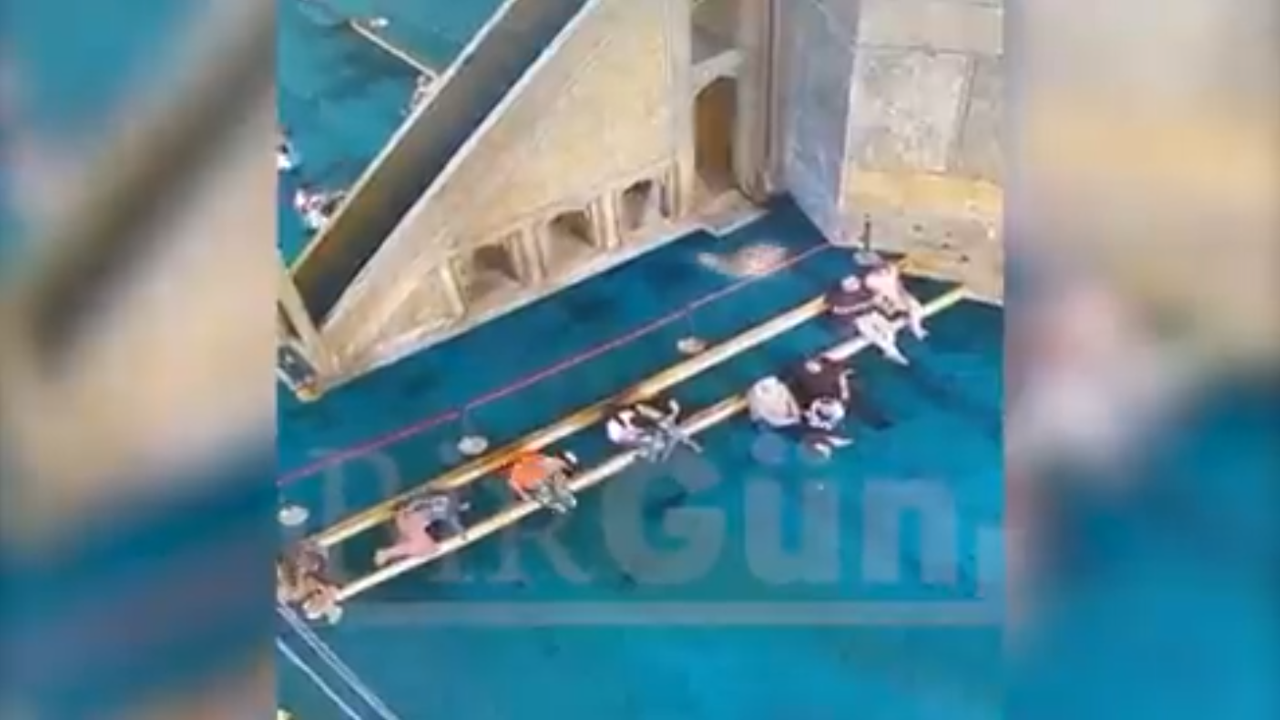 Müzeden camiye dönüştürülen Ayasofya'da beton parçalarının ziyaretçilerin üzerine düştüğü görüntüler ortaya çıktı
