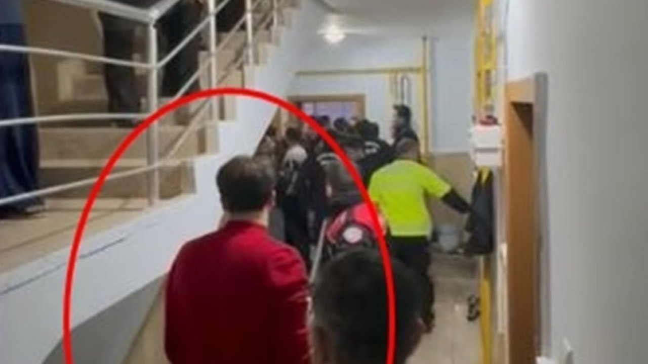 Eve giren hırsız ev sahibini dışarı atıp kapıyı kilitledi. Bir garip hırsızlık olayı