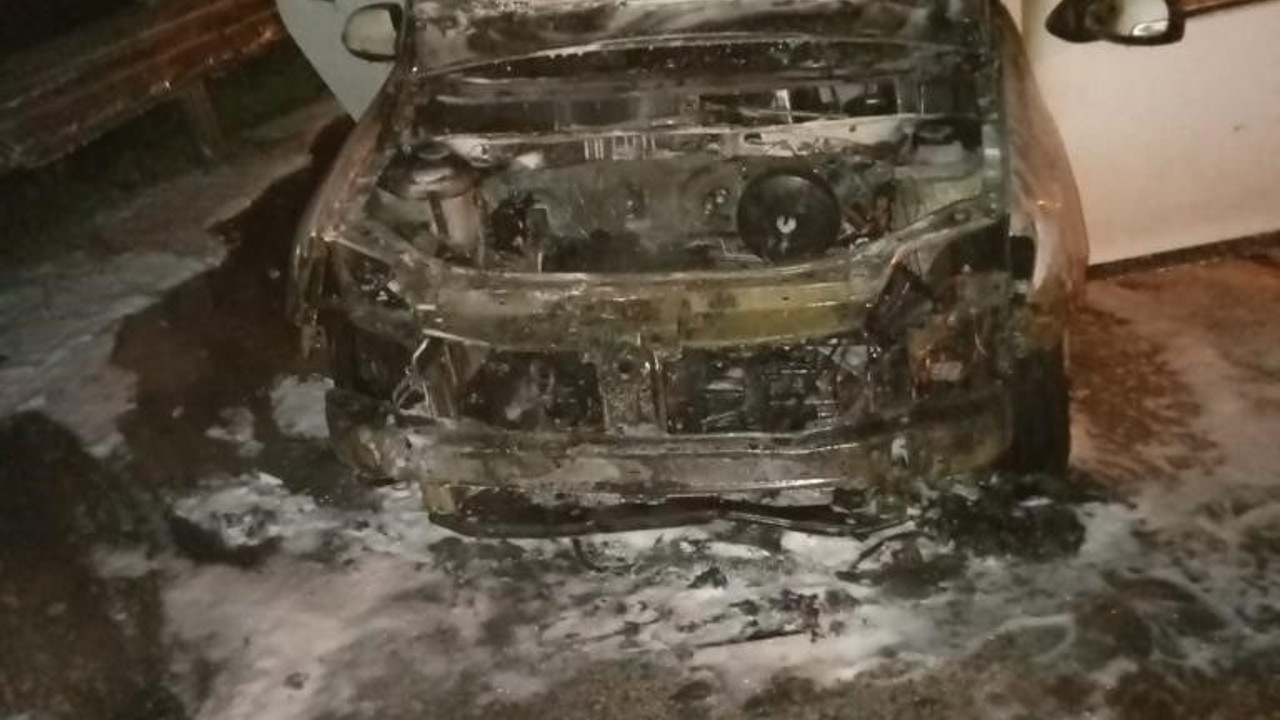 Hatay’da yanan araç demir yığınına döndü