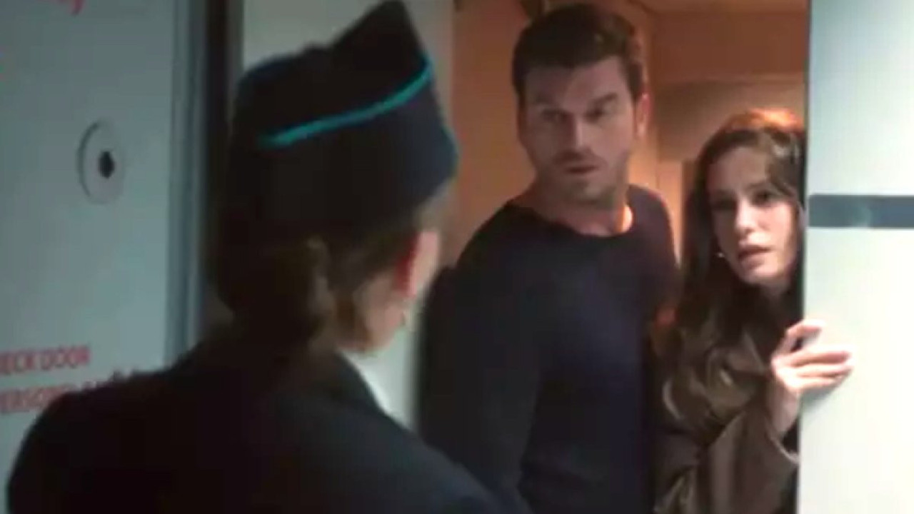 Kıvanç Tatlıtuğ ve Serenay Sarıkaya'nın uçak tuvaleti sahnesi dillere düştü