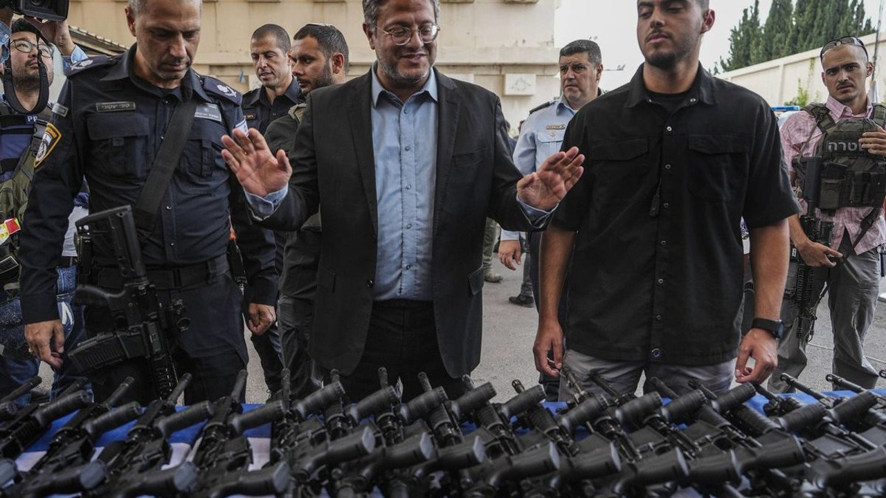 Netanyahu İsraillilere silah dağıtmaya devam edeceklerini söyledi