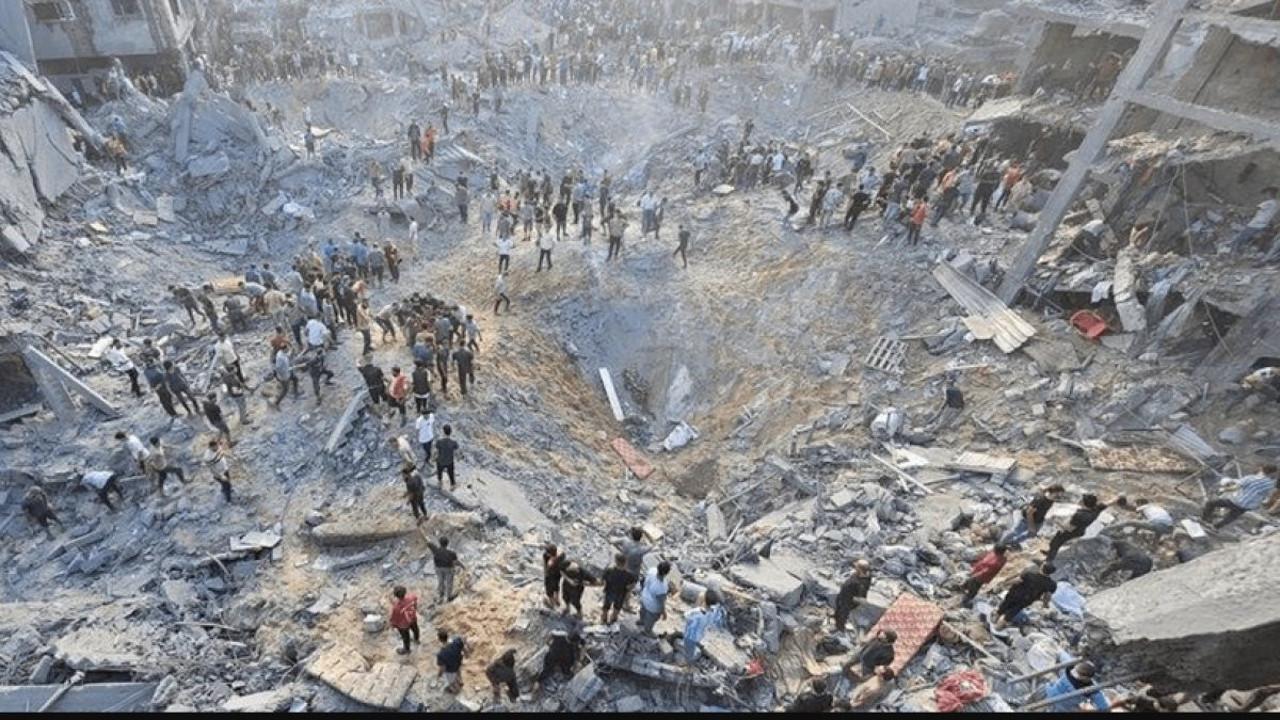 İsrail yine mülteci kampı vurdu. 100'den fazla ölü var