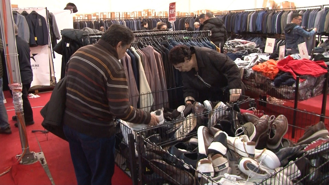 İstanbul'un göbeğinde indirim izdihamı. Birbirlerini ezdiler