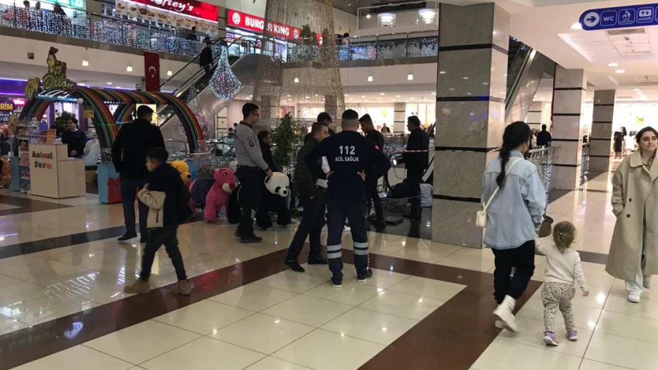 Bir buçuk yaşındaki çocuğun üç parmağı koptu. Yürüyen merdivende facia