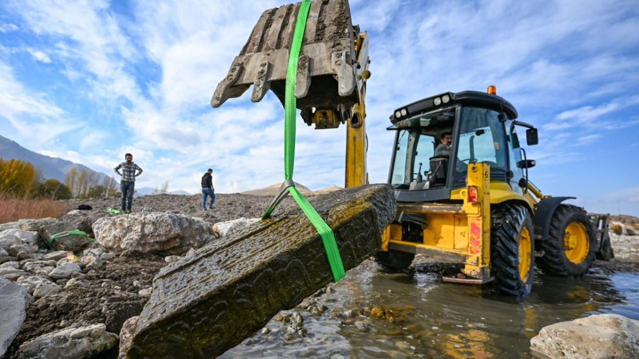 Van Gölü'nün çekilmesiyle ortaya çıktı. Suyun altından tarih fışkırdı