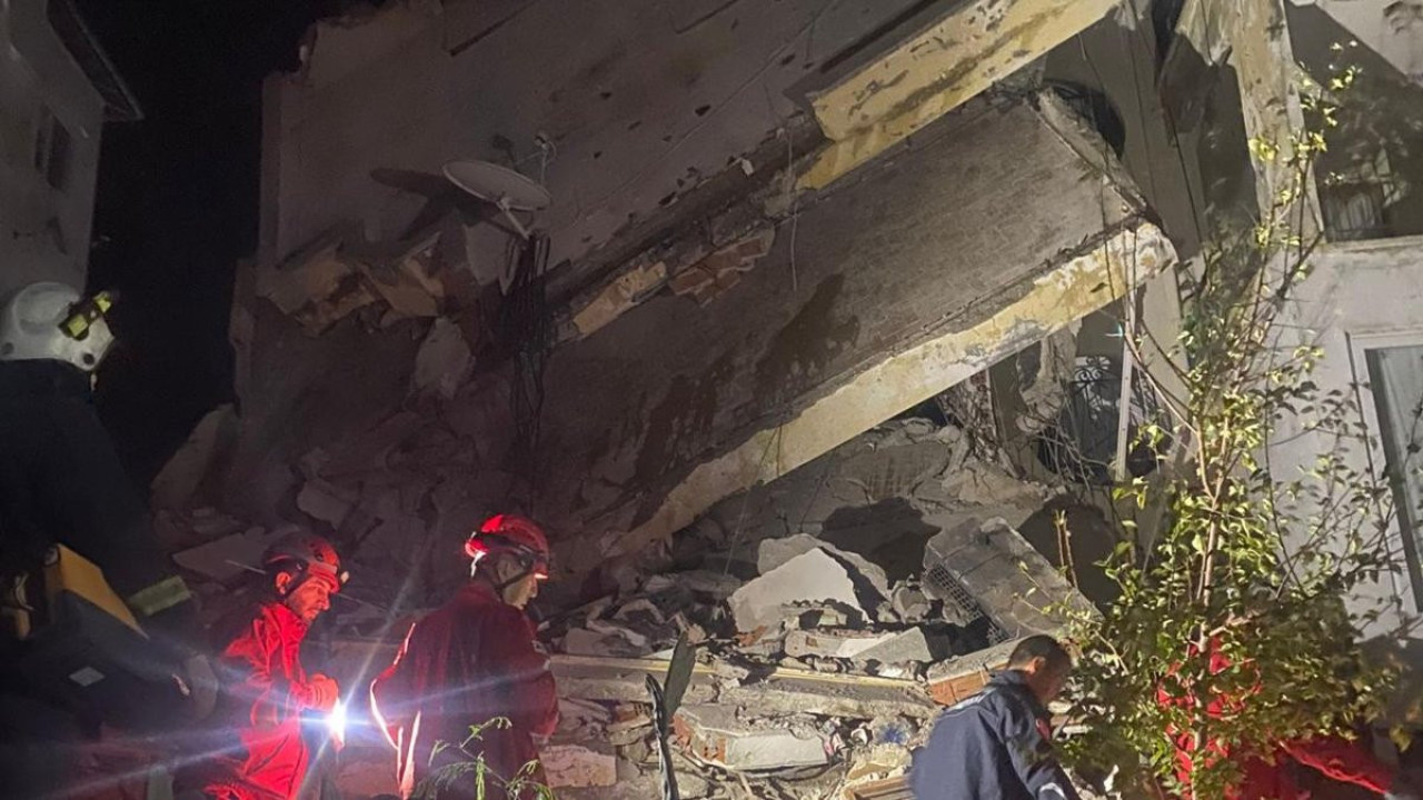 Antalya'da 3 katlı bina çöktü