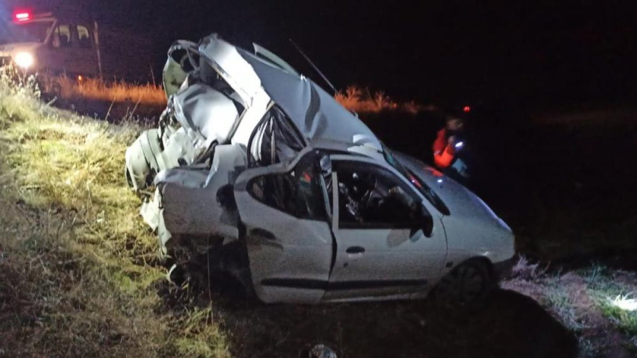 Emniyet şeridinde bekleyen otomobile tır çarptı