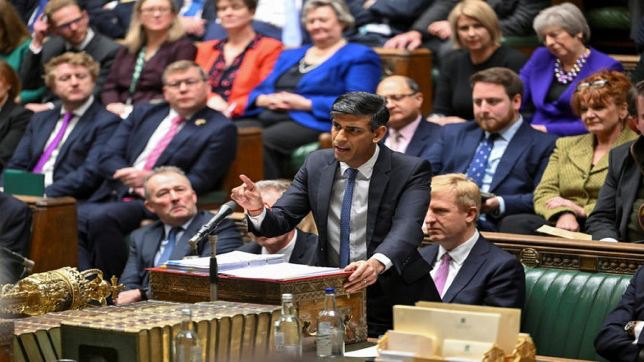 İngiltere'de kriz bitmiyor. Göç Bakanı istifa etti