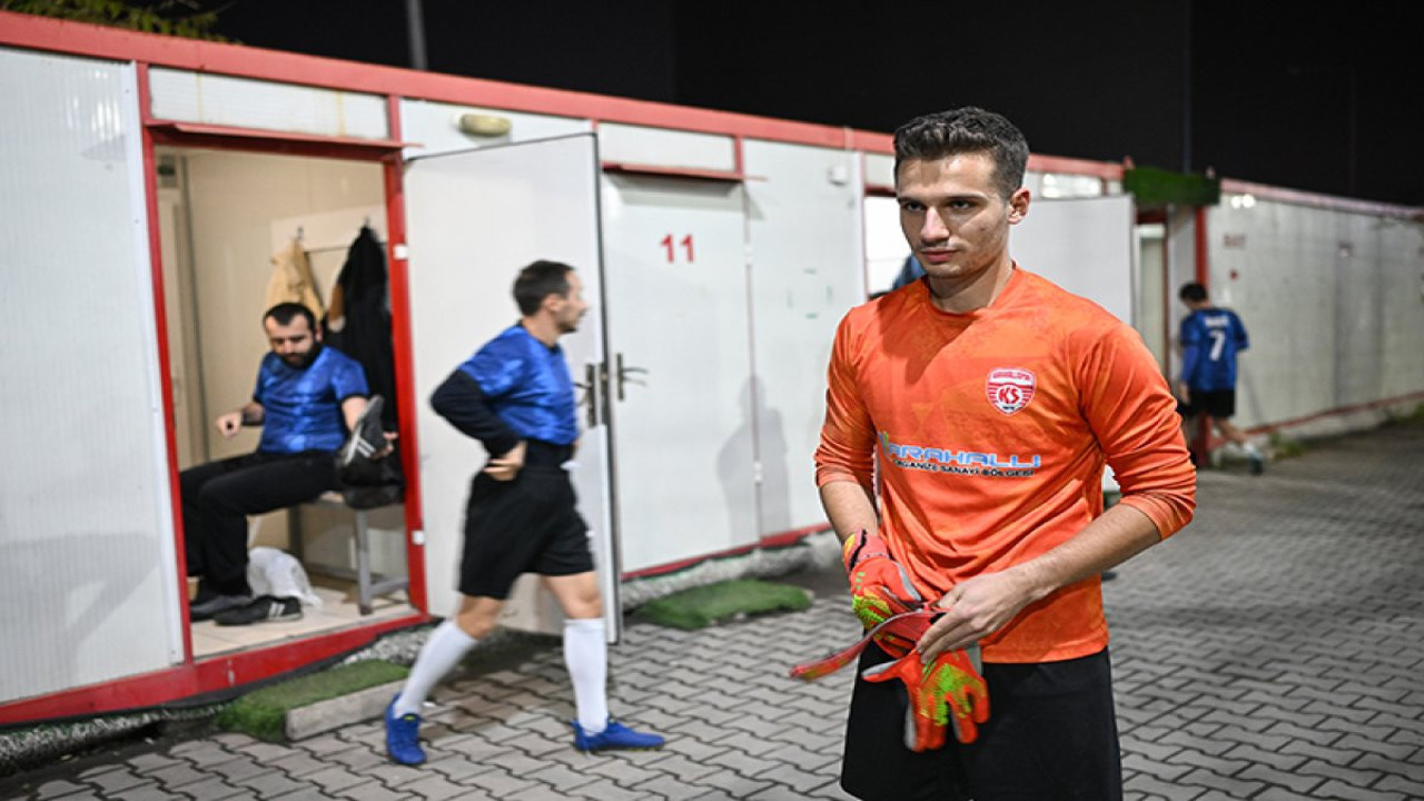 Futbol takımı bulamadı, kiralık kaleci oldu. Ücret karşılığı halı saha maçlarına çıkıyor
