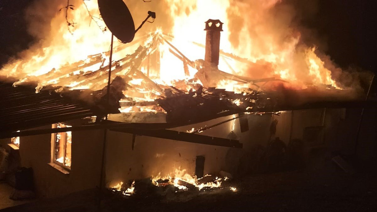 Yangını son anda fark eden yaşlı çift uykudan zıplayarak kalkıp kaçtı