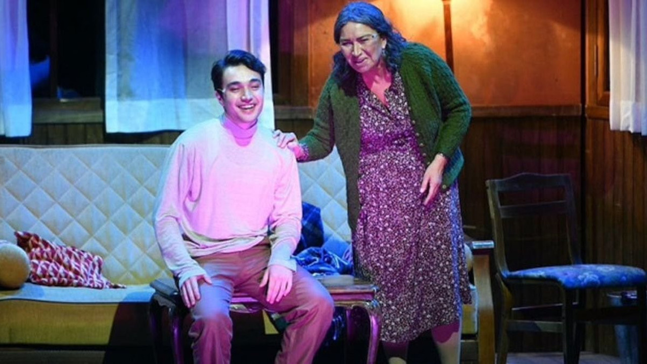 Burak Dakak tiyatro oyununda kaza geçirdi. Apar topar hastaneye kaldırıldı