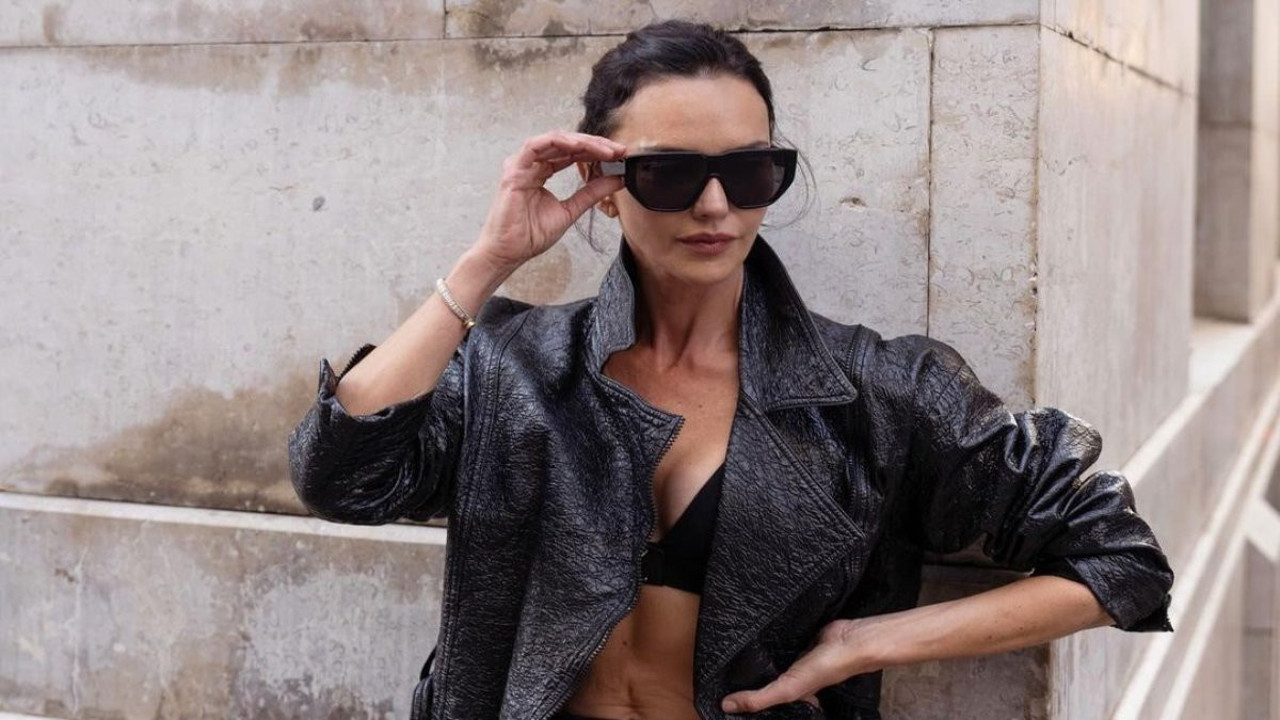 Hande Ataizi sokak ortasında poz verdi. Beğeni ve yorum yağdı