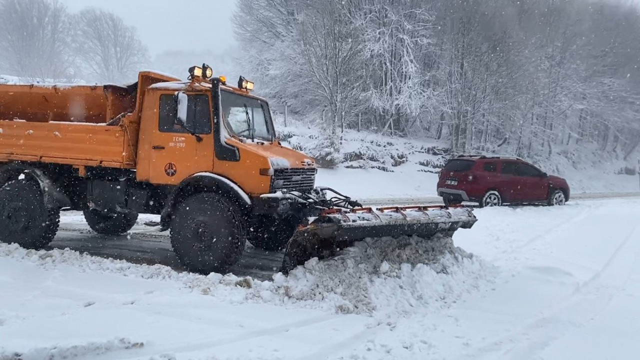 Kütahya'da kar yağışı yolu tıkadı