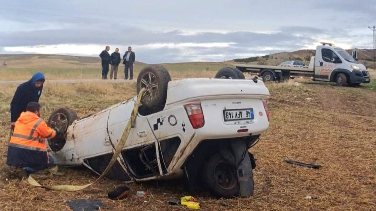 Çorum’da kontrolden çıkan otomobil tarlaya devrildi