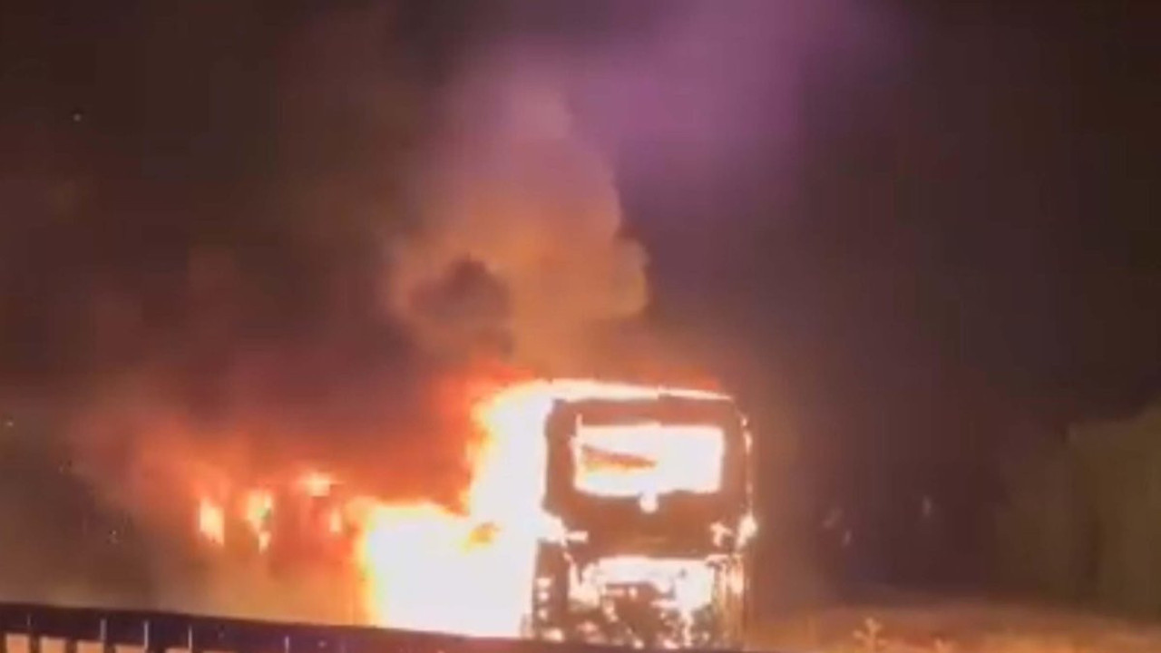 Çanakkale'de faciadan dönüldü. Seyir halindeki yolcu otobüsü alev alev yandı