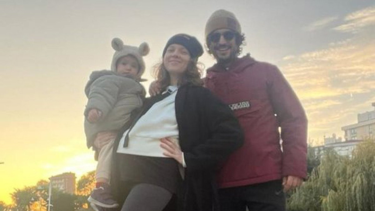 Taner Ölmez’den aile pozu. İkinci çocukları için gün sayıyorlar