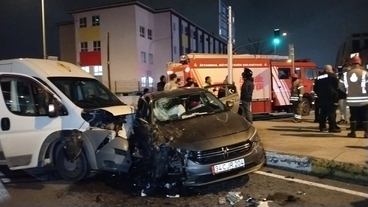 Pendik'te servis minibüsü otomobile çarptı: 5 yaralı