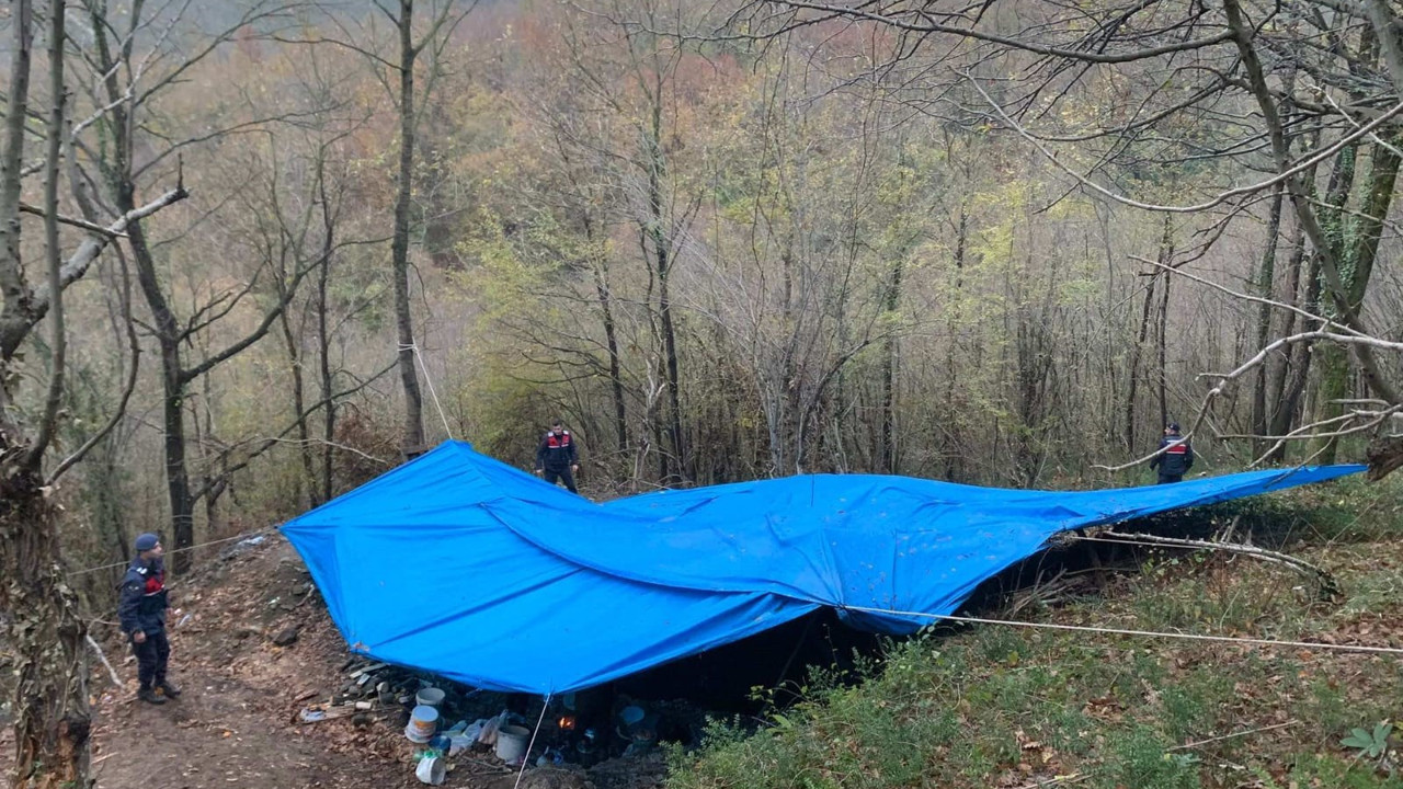 Jandarma 30 metrelik çukurda suçüstü yaptı. Kaçak kazı yapan 10 kişi yakalandı