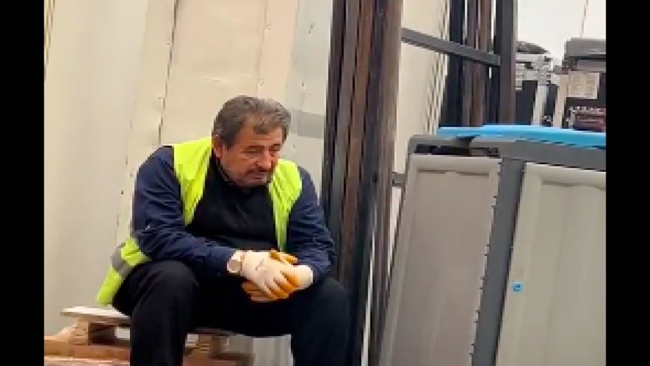 Fabrika emekçisi olan yorgun babasının videosu sosyal medyada gündem oldu. "Uyusam geçer"