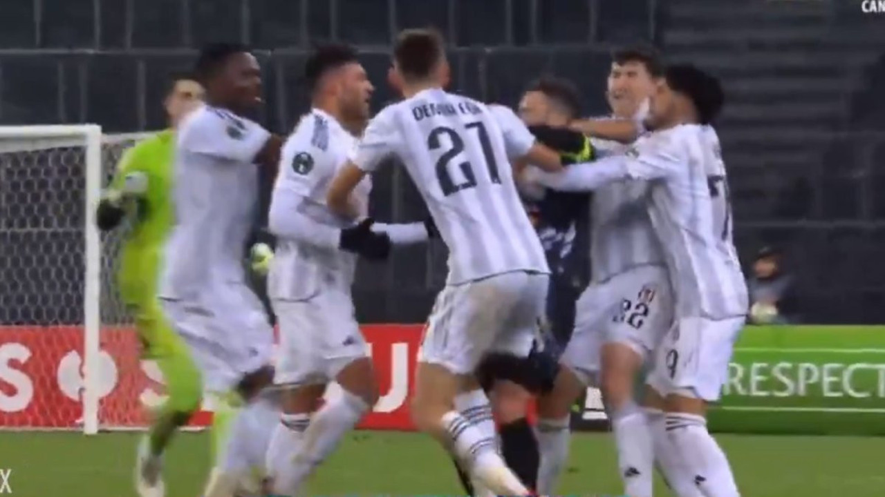 Saha bir anda karıştı. Chamberlain'i zor tuttular