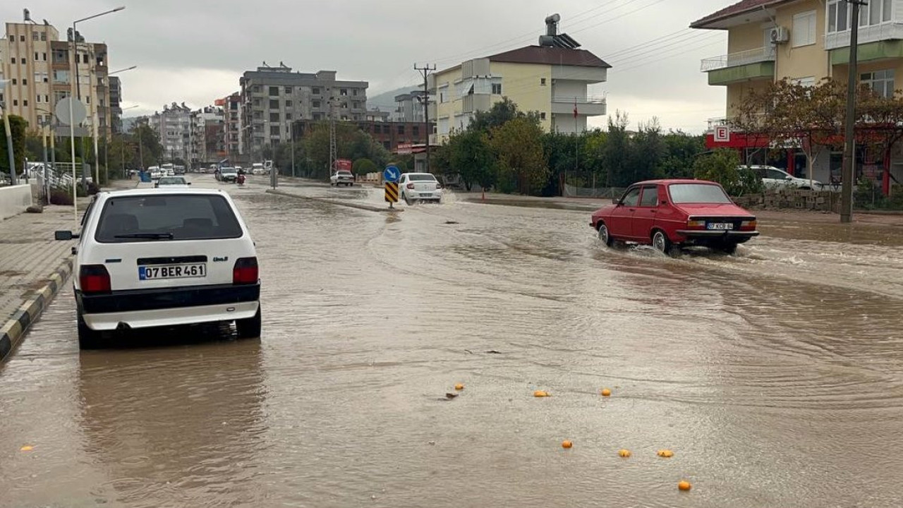 Kumluca'da sağanak hayatı felç etti. İş yerleri ve seraları su bastı