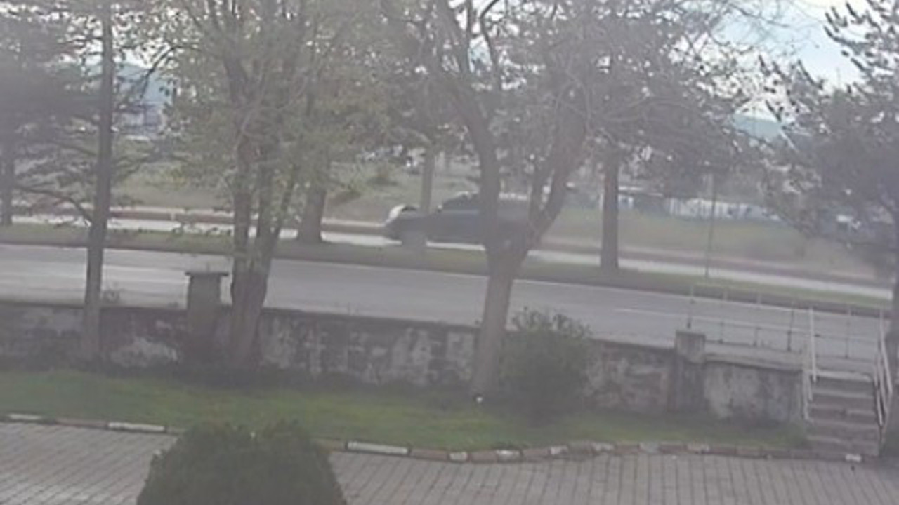 Otomobilin çarptığı çocuk metrelerce havalandı