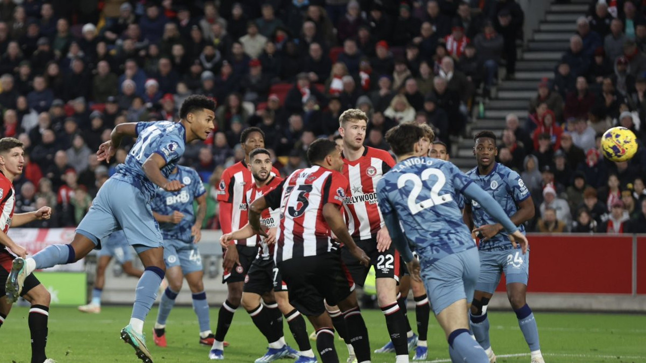 Kırmızı kartların çıktığı mücadele Aston Villa'nın. Zirveye oynuyor