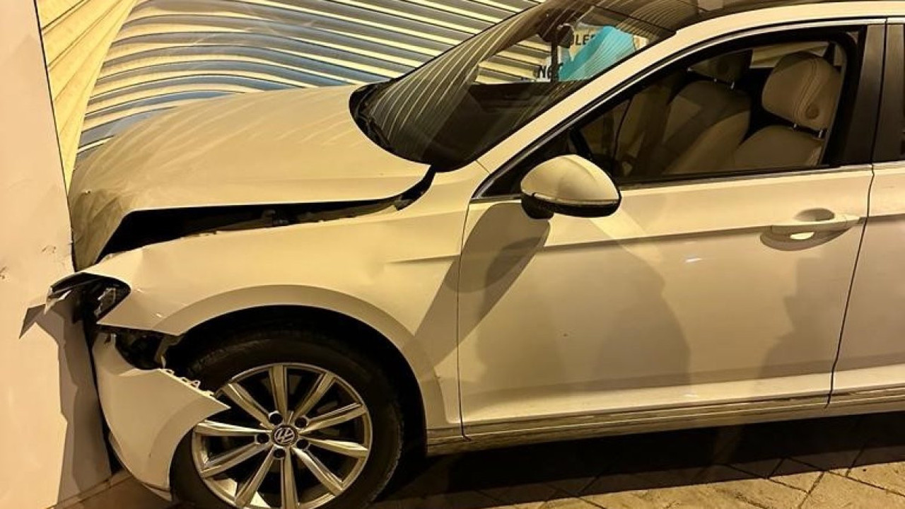 Mardin’de kontrolden çıkan araç dükkana girdi