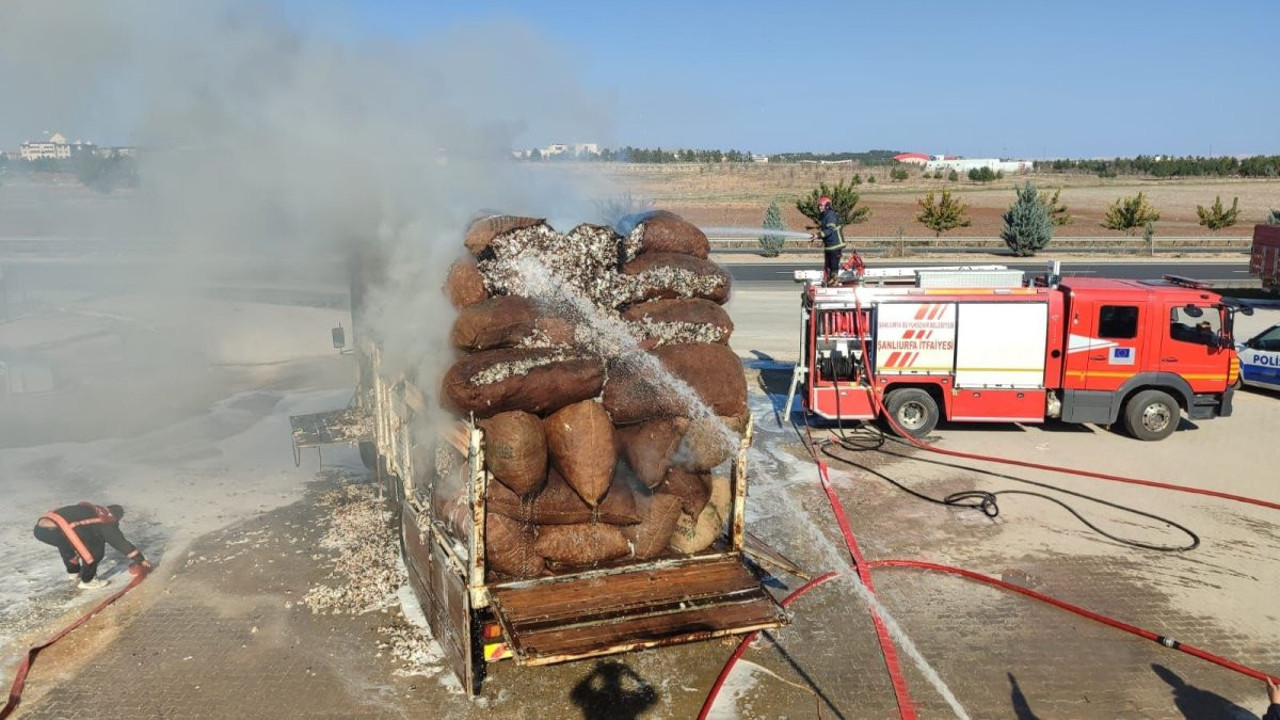 Şanlıurfa’da pamuk yüklü kamyon alev aldı