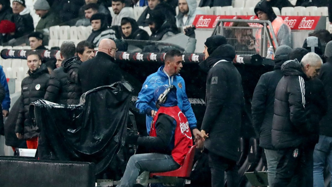 Tribünden atıldı. Alanyalı çalıştırıcıyı kafadan vurdu. Bir anda kanlar içinde kaldı