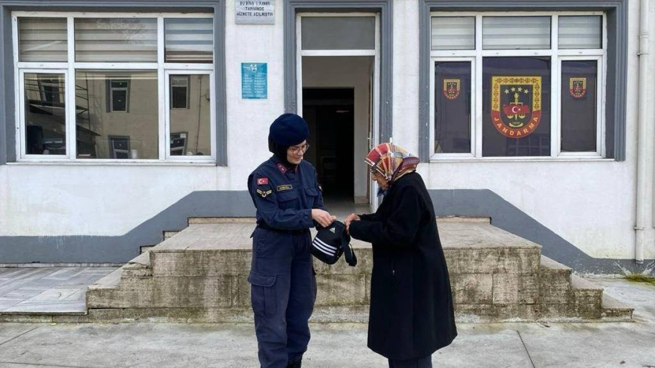 Jandarma ekiplerini bulduğu çanta sahibine ulaştı