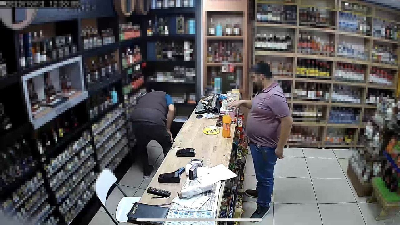 Tekel bayisinde kaşla göz arasında 2 bin liralık malzeme çaldı