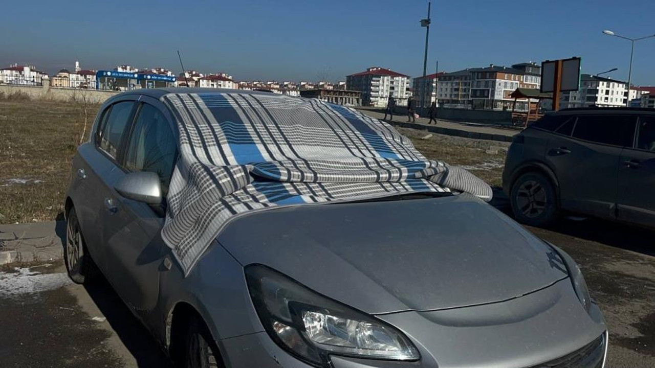Araçlar buz tuttu battaniye ile ısıttılar