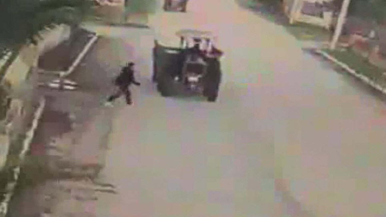 Liseli Hiva traktörün altında kaldı. O anlar kamerada