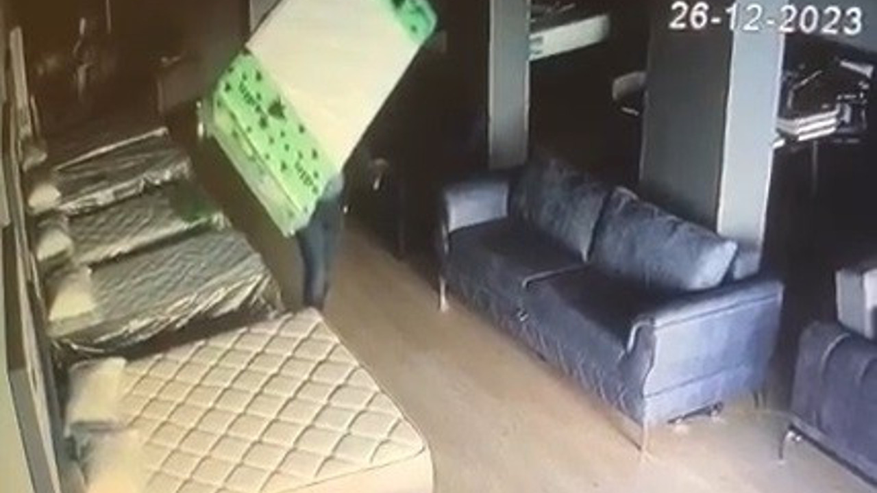 Müşteri gibi girip yatağı sırtlanıp kaçtı. 'Pes' dedirten hırsızlık