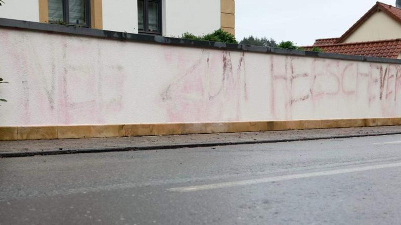 Dilenme yasağı sonrası bakanın evine saldırdılar, arabanın lastiklerini patlattılar