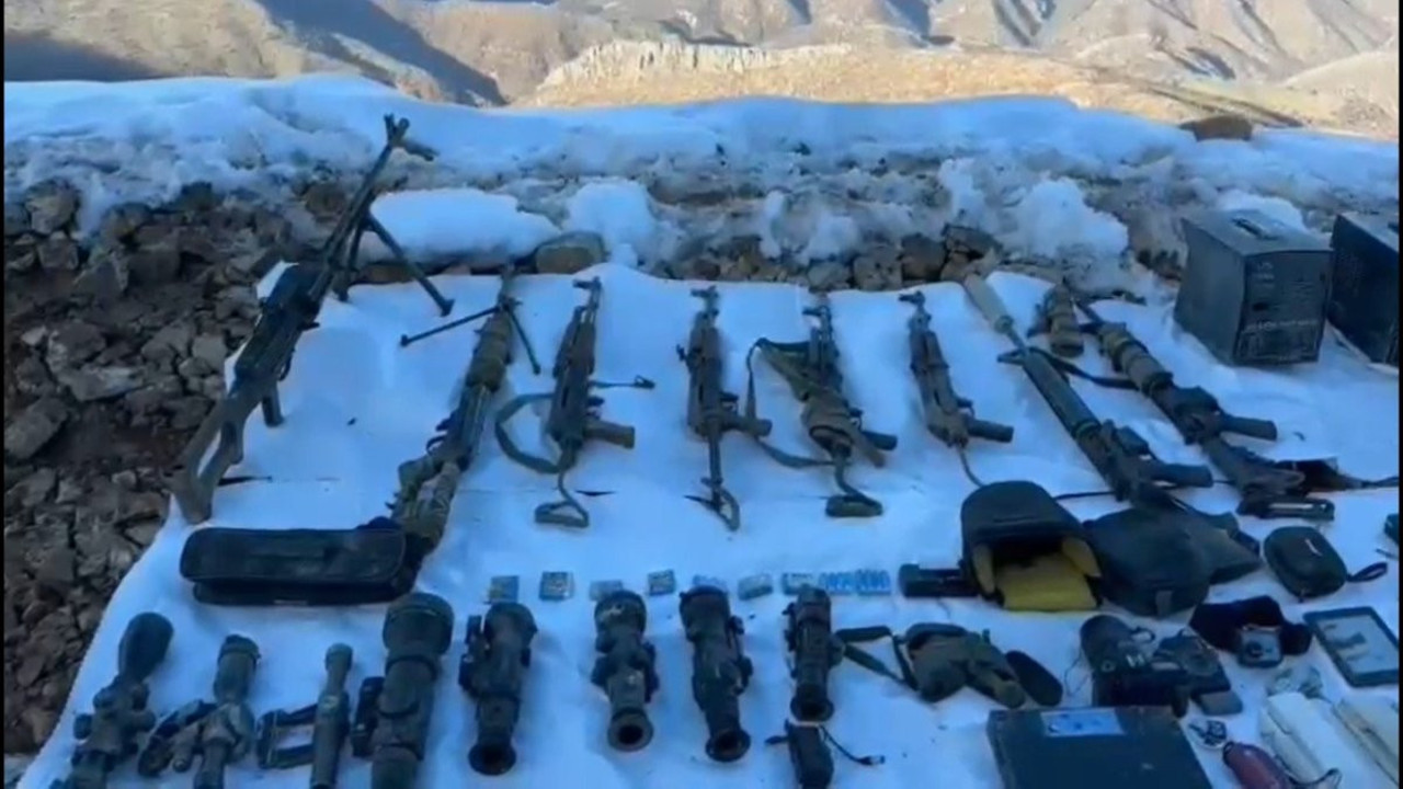 Pençe Kilit bölgesinde çok sayıda silah ve mühimmat ele geçirildi