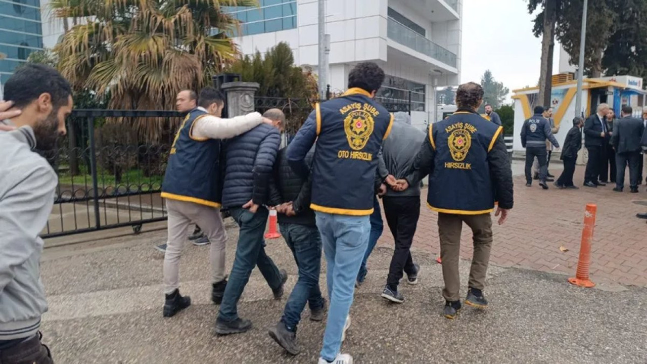 Adıyaman'da hasarlı binalardan kombi çalan 5 şahıs yakalandı