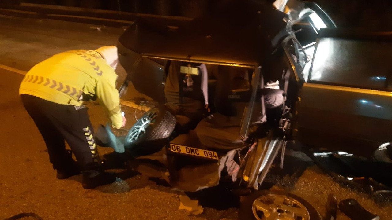 Aydınlatma direğine çarpan araç ikiye bölündü