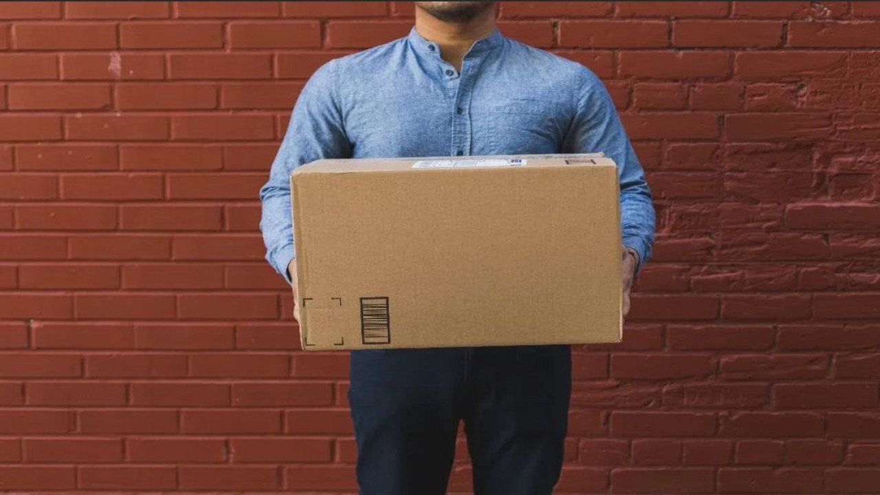 Kurye 'taciz' mesajı attı kargo şirketi cezayı yedi