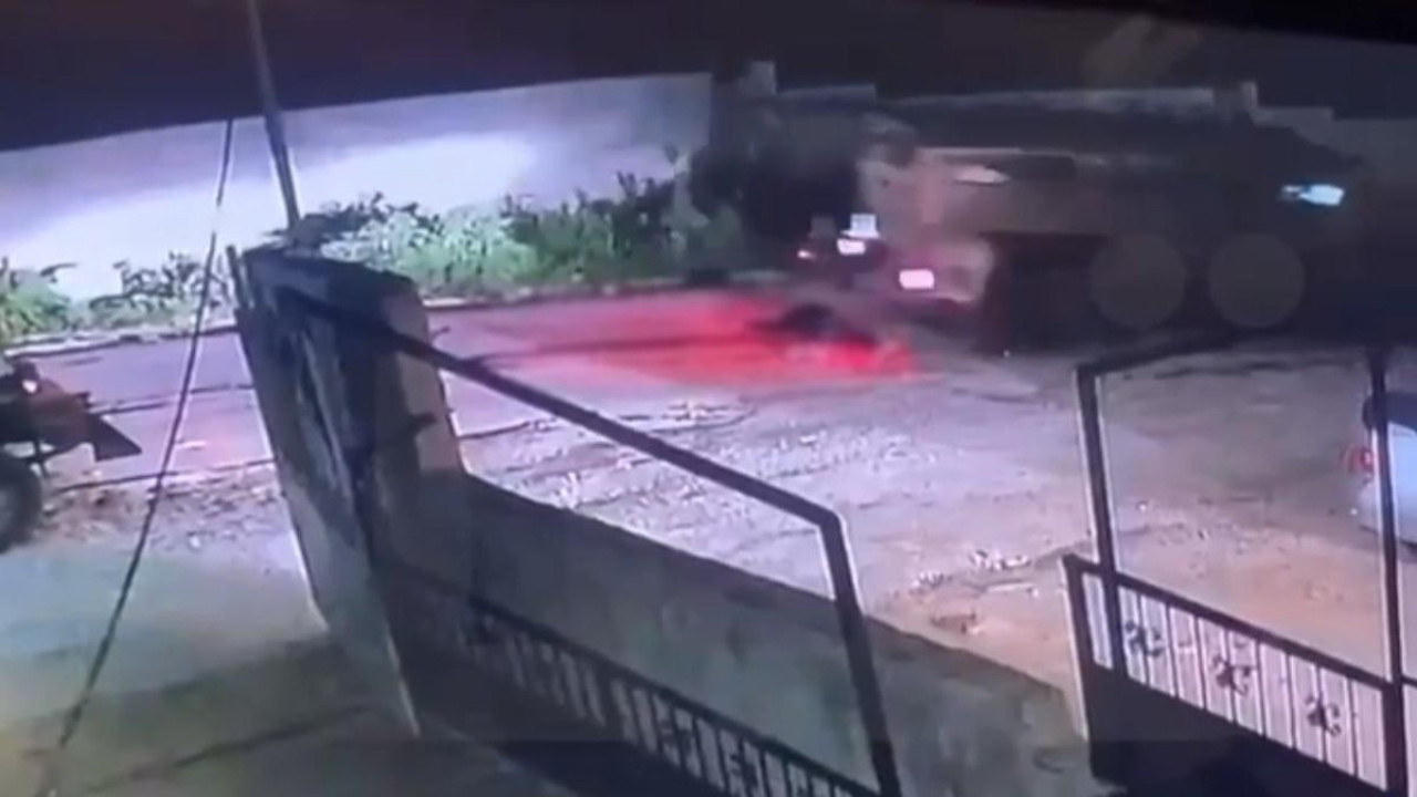 İsrail askerleri vurduğu Filistinlinin üzerinden araçla geçti