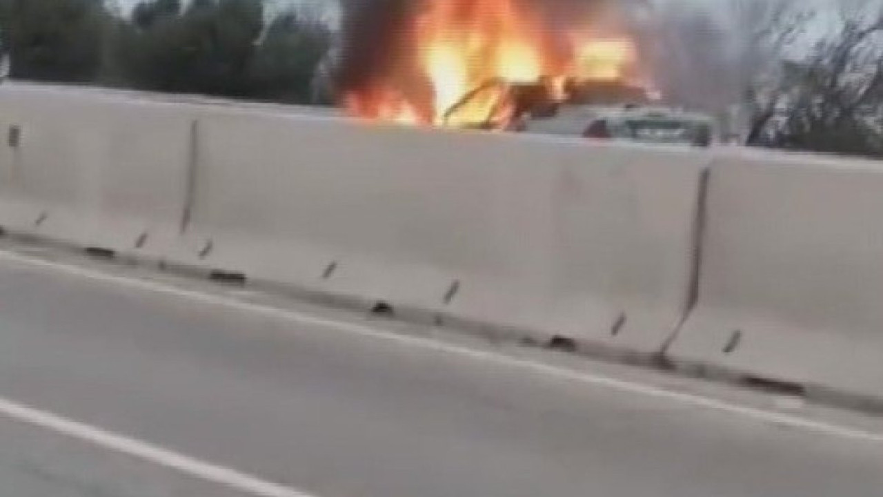 Hatay’da seyir halindeki araç yangına teslim oldu