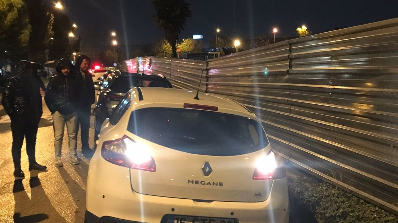 Yağış yolu çökertti. Park halindeki 4 araç hasar gördü