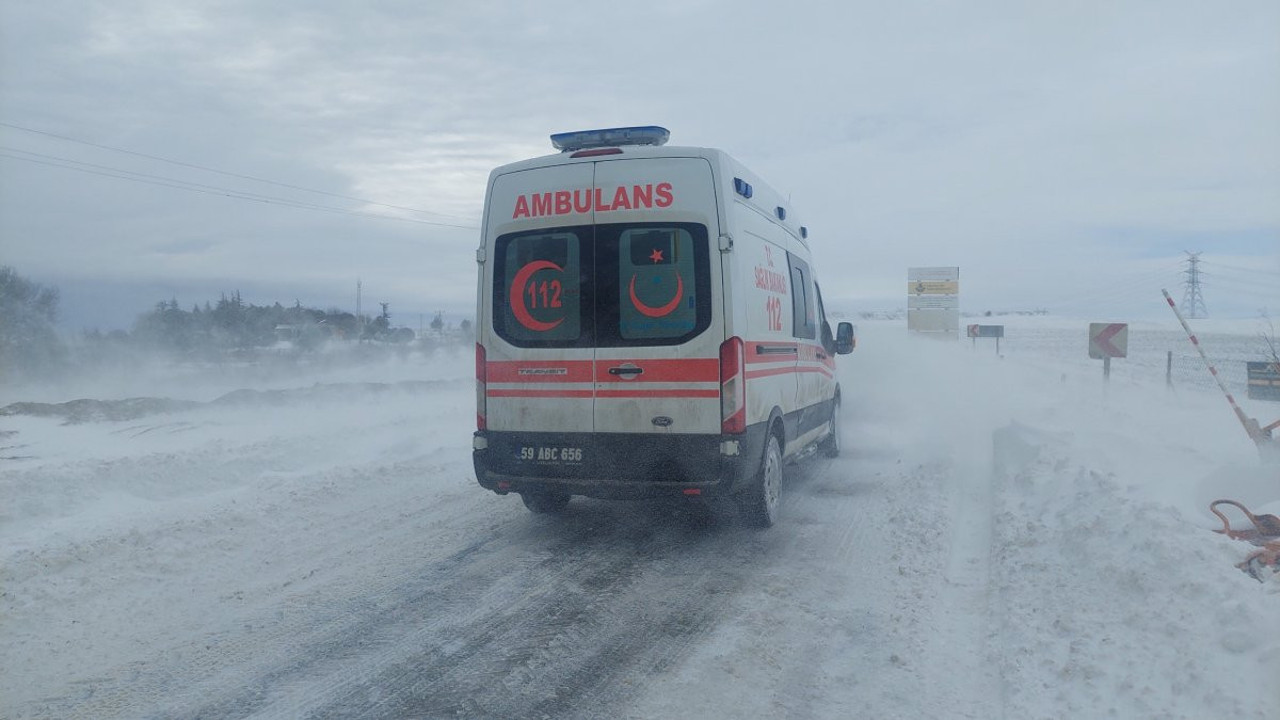 Süleymanpaşa'yı yoğun tipi ve kar vurdu! Araçlar yolda kaldı...