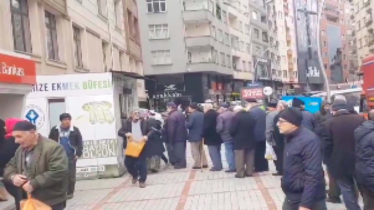 Rize'de ucuz ekmek kuyruğuna giren vatandaş isyan etti!