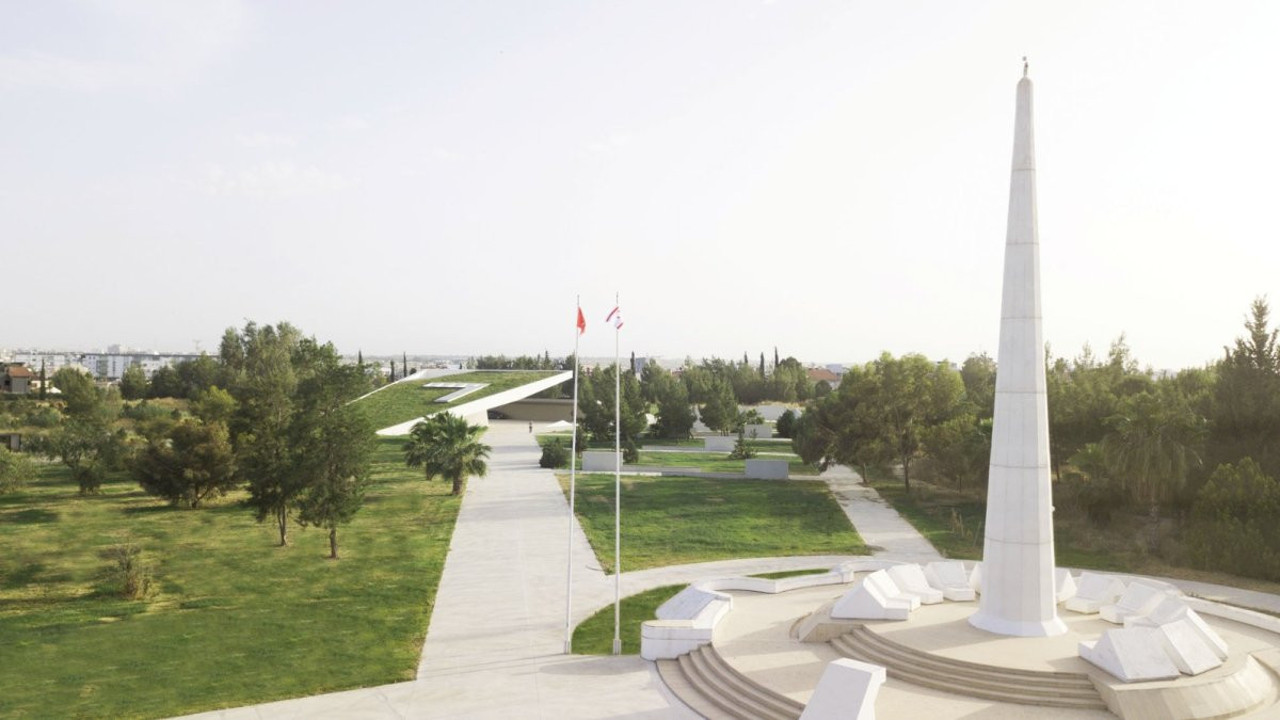 Milli direnişin kahramanı Rauf Denktaş’ın anıt mezarı sahipsiz ve muhatapsız. 12 yıldır bir türlü bitirilemedi